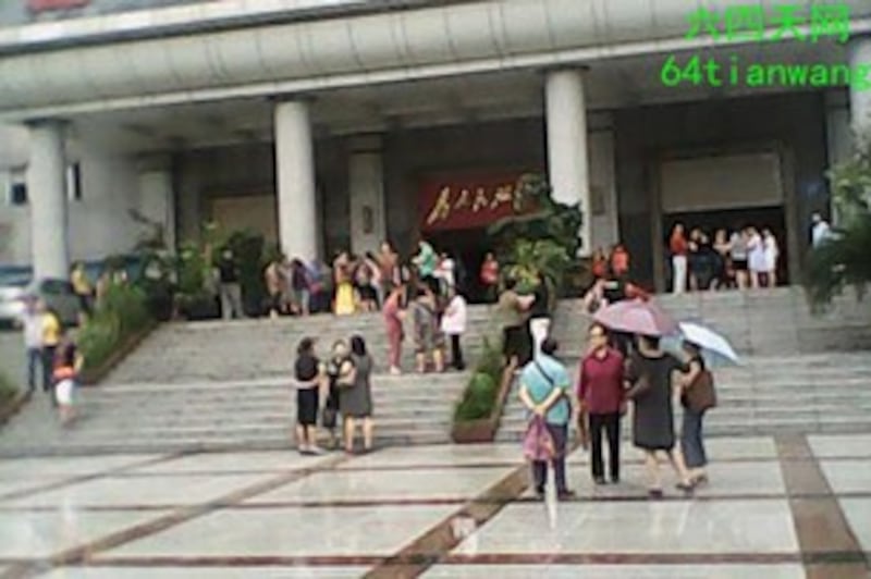 图片：三百名工人到成都金牛区政府请愿。（六四天网）
