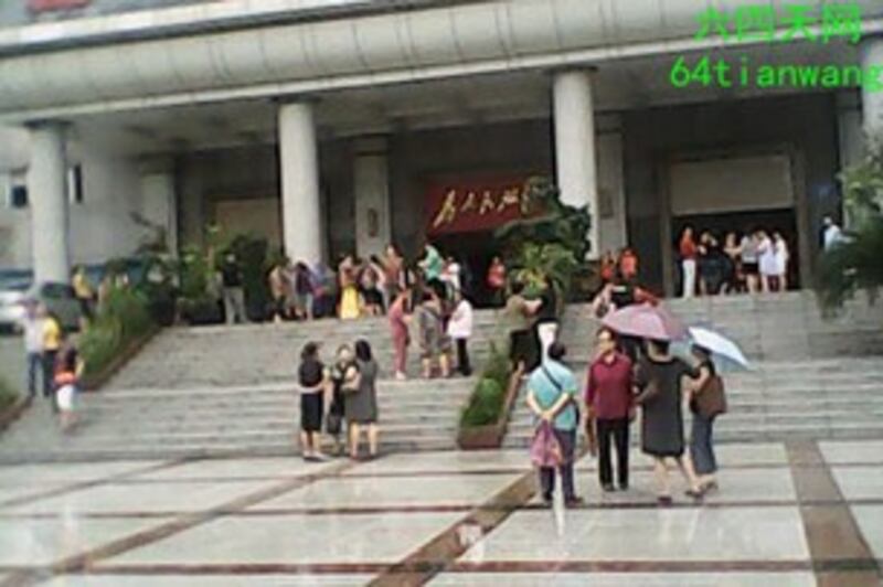 图片:三百名工人到成都金牛区政府请愿。(六四天网)