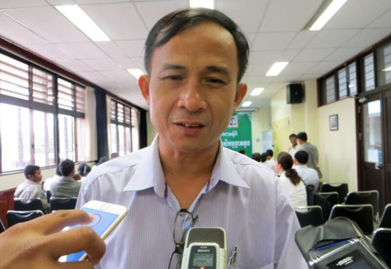 ប្រធាន​អង្គការ​សេដាក (CEDAC) លោក យ៉ង សាំងកុមារ ផ្ដល់​បទសម្ភាសន៍​នៅ​ថ្ងៃ​ទី​៩ កក្កដា ឆ្នាំ​២០១៥។
