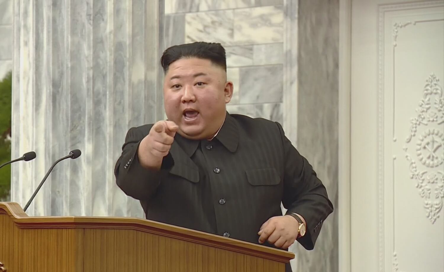북한 노동당 중앙위원회 전원회의가 나흘간의 일정 끝에 지난 11일 종료됐다고 조선중앙TV가 12일 보도했다. 김정은 노동당 총비서는 이번 전원회의에서 내각이 설정한 올해 경제목표의 문제점을 신랄하게 비판하고, 당 경제부장을 한달 만에 교체했다. 연단에 선 김 총비서가 힘주어 이야기하듯이 몸을 편 채로 오른 손가락으로 한 지점을 가리키고 있다.