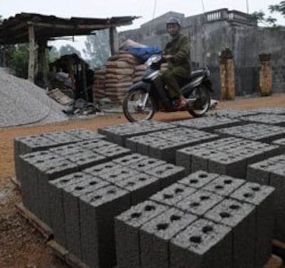 Sản xuất gạch xi-măng ở Thanh Hóa hôm 08/01/2013. AFP PHOTO.
