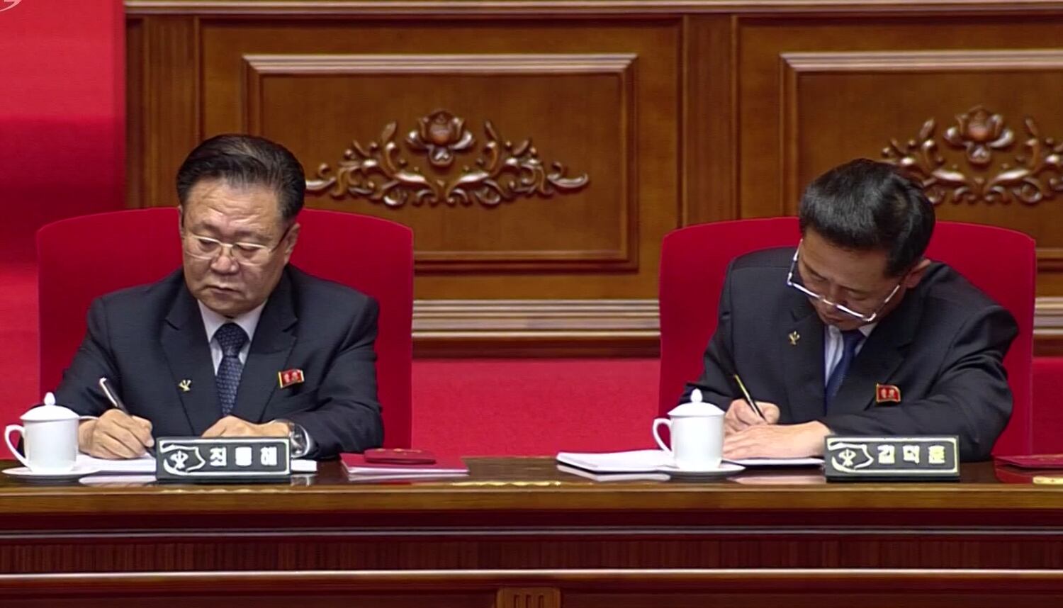 사진은 당대회 주석단에 앉아있는 최룡해 국무위원회 제1부위원장과 김덕훈 내각 총리.