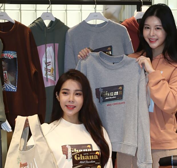 서울 중구의 한 백화점 매장에서 모델들이 뉴트로 상품을 홍보하고 있다.