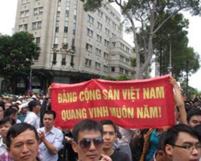 Biểu tình nhà nước mang khẩu hiệu cổ động, tuyên truyền vào biểu tình. RFA photo