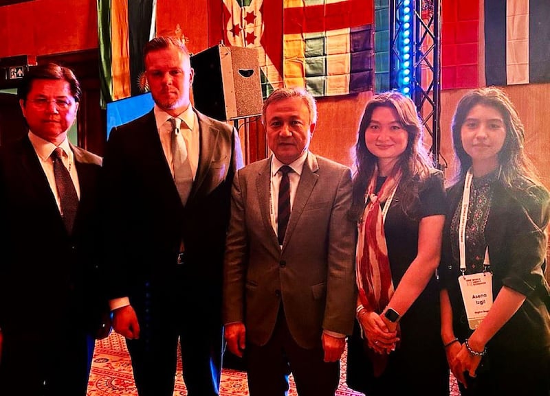 لىتۋانىڭ پايتەختى ۋېلنىيۇستا ئۆتكۈزۈلگەن تۇنجى نۆۋەتلىك «دۇنيا ئەركىنلىك قۇرۇلتىيى» دا خاتىرە سۈرەت. 2023-يىلى 6-نويابىر.