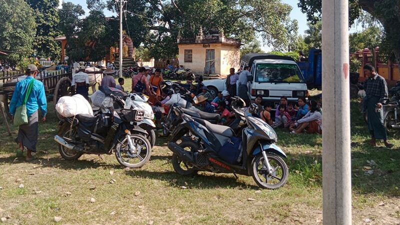 စစ်ကိုင်းတိုင်း၊ ရေဦးမြို့နယ်တွင် စစ်ကောင်စီတပ် စစ်ကြောင်းထိုးနေသဖြင့် ထွက်ပြေးနေကြရသည့် ဒေသခံများအား ၂၀၂၄ ခုနှစ်၊ ဖေဖော်ဝါရီလ ၉ ရက်နေ့တွင် တွေ့ရစဉ်။ (Facebook/ ရေဦးမြို့နယ် စစ်ရှောင်ပြည်သူ-ထောက်ပံ့ရေး)