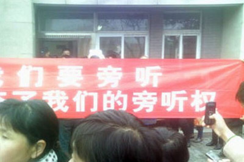 安徽省宣城市強拆戶管祥被控“詐騙罪”一案周三（2013年2月27日）在宣州區法院開審，大批民眾到場舉橫額抗議被剝奪旁聽權。（相片由現場人士提供）