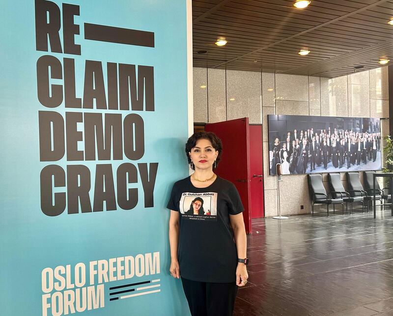 «ئۇيغۇر ھەرىكىتى تەشكىلاتى» نىڭ رەھبىرى رۇشەن ئابباس خانىم «ئوسلو تېنىچلىق مۇنبىرى» يىغىنىدا. 2024-يىلى 3-ئىيۇن، ئوسلو.