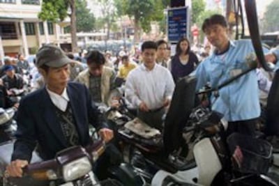 Người dân chưa có thói quen xếp hàng, ảnh tại một cây xăng ở Hà Nội. AFP PHOTO.