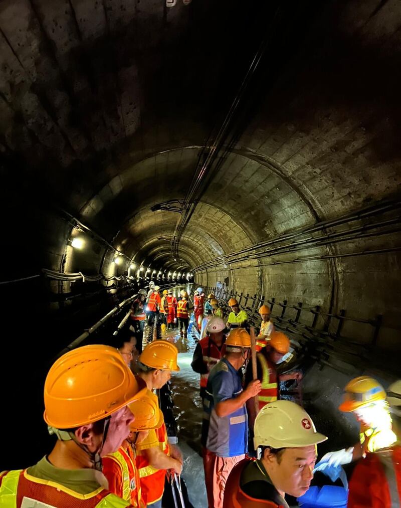 網上流傳維修技工到地鐵內搶修。（網上圖片）