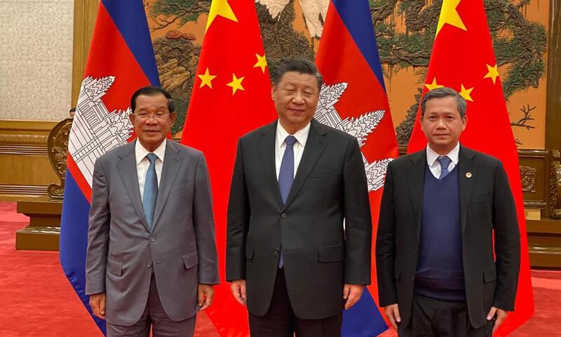 លោកនាយករដ្ឋមន្ត្រី ហ៊ុន សែន និងកូនប្រុសច្បង គឺលោក ហ៊ុន ម៉ាណែត (សងខាង) ជាមួយប្រធានាធិបតីចិន លោក ស៊ី ជីនពីង (Xi Jinping) (រូបកណ្ដាល) នាទីក្រុងប៉េកាំង កាលពីថ្ងៃទី៥ ខែកុម្ភៈ ឆ្នាំ២០២០។