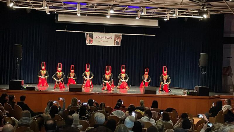 مەركىزى ميۇنخېن شەھىرىدە بولغان «گېرمانىيە ئۇيغۇر مەدەنىيەت ۋە مائارىپ بىرلىكى» تەشكىلاتىنىڭ قارمىقىدىكى «ئۇيغۇرىيە مەكتىپى» دىكى ئۇيغۇر قىزلارنىڭ ئورۇندىشىدىكى دولان ئۇسسۇلى، 2023-يىلى 2-دېكابىر، ميۇنخېن