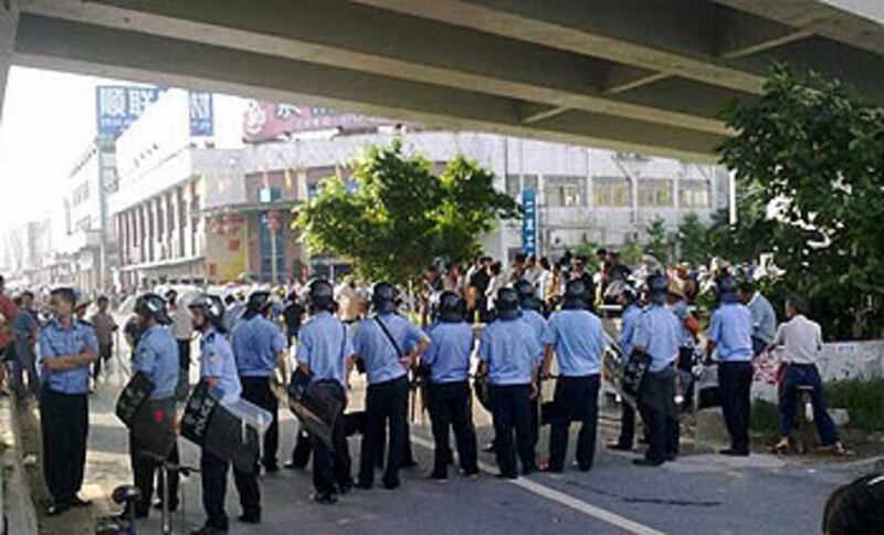 Foshan_Chencun_riot2010_07_police350.jpg