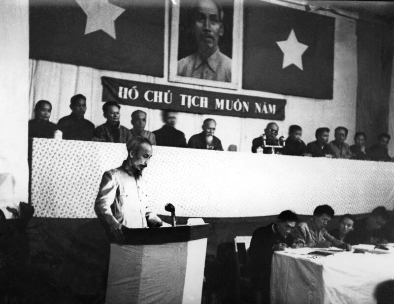 Hồ Chí Minh, người sáng lập Đảng Cộng Sản Việt Nam, nói chuyện với các thành viên của Việt Minh. 