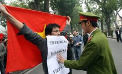 Tuổi trẻ biểu tình phản đối Trung Quốc lấn chiếm Hoàng Sa, Trường Sa. AFP