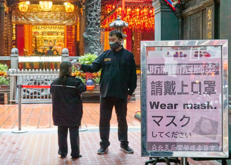 沒有戴口罩連廟宇都不能進去。（鍾廣政 攝）