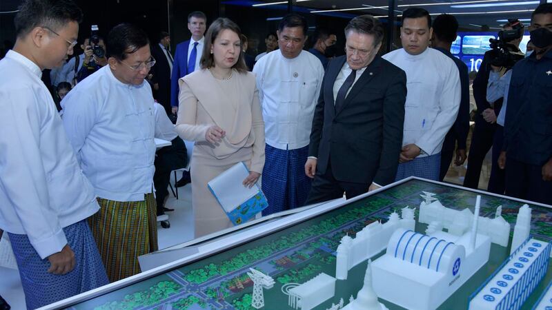 ရန်ကုန်မြို့၊ လှိုင်မြို့နယ်တွင် ၂၀၂၃ ခုနှစ်၊ ဖေဖော်ဝါရီလ ၆ ရက်နေ့ ကျင်းပသည့် နျူကလီးယား နည်းပညာ သတင်းအချက်အလက်စင်တာ ဖွင့်ပွဲအခမ်းအနားတွင် စစ်ကောင်စီခေါင်းဆောင် ဗိုလ်ချုပ်မှူးကြီး မင်းအောင်လှိုင်အား တွေ့ရစဉ်။ (Photo: MWD)