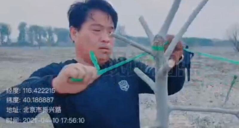 2021年4月10日，小区业主李强在小区废墟上圈定自己的耕地。（视频截图）