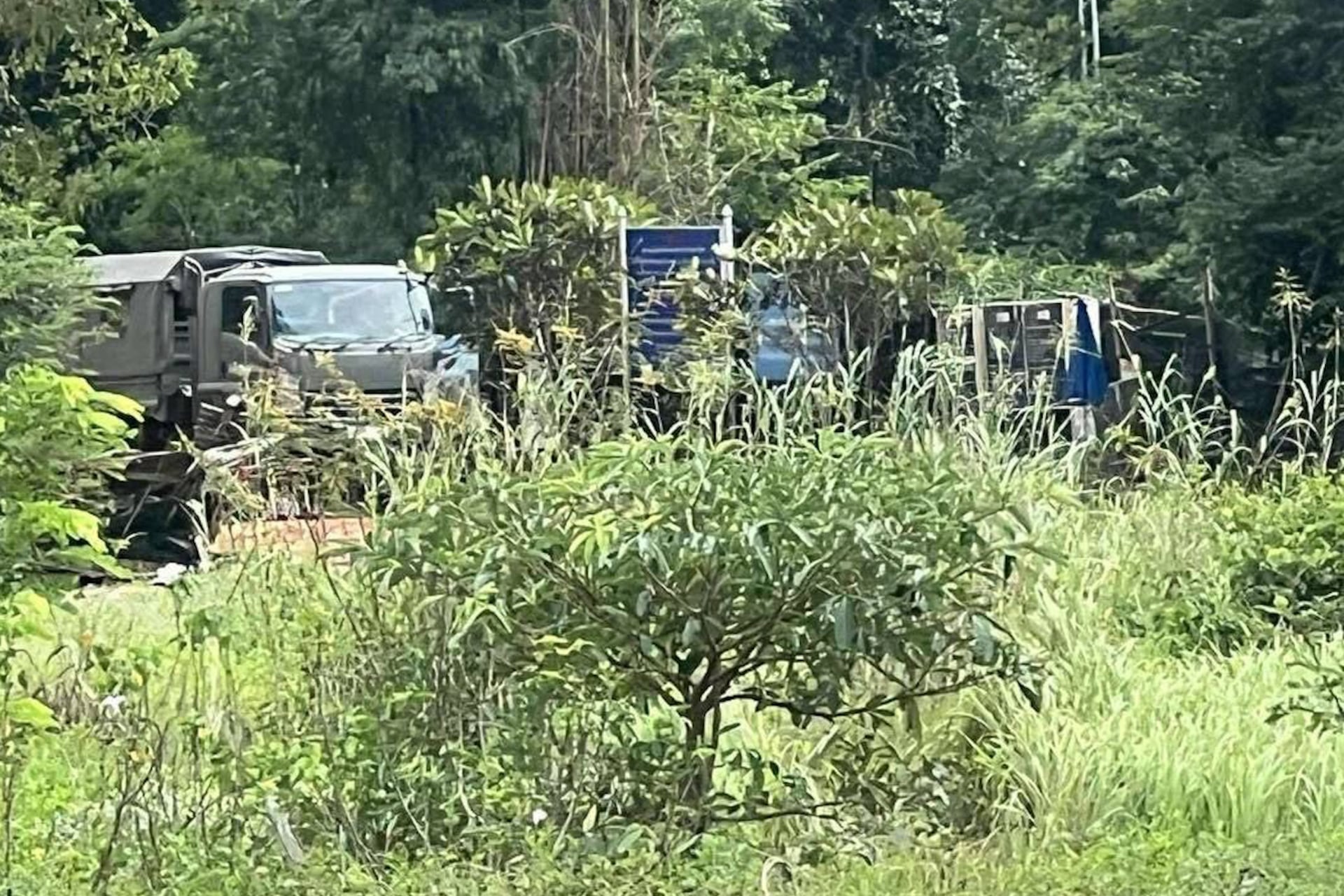 Thai army sends equipment and deploys forces at the border in the An Sae area.