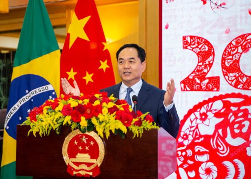 中國駐巴西大使楊萬明對愛德華多‧博索納羅譴責中共專制政權隱瞞疫情的推文大為憤怒,連發推文和官方聲明進行抨擊。(中國駐巴西大使館官網圖片)