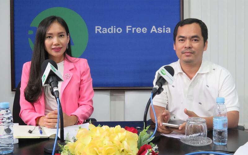 ប្រធាននាយកដ្ឋាននីតិកម្ម និងកិច្ចការបោះឆ្នោតគណបក្សសង្គ្រោះជាតិ អ្នកស្រី ម៉េង សុភារី និងមន្ត្រីជាន់ខ្ពស់អង្គការខុមហ្វ្រែល (Comfrel) លោក កន សាវាង្ស ចូលរួមវេទិកាអ្នកស្ដាប់អាស៊ីសេរី នៅយប់ថ្ងៃទី១១ ខែឧសភា ឆ្នាំ២០១៧។