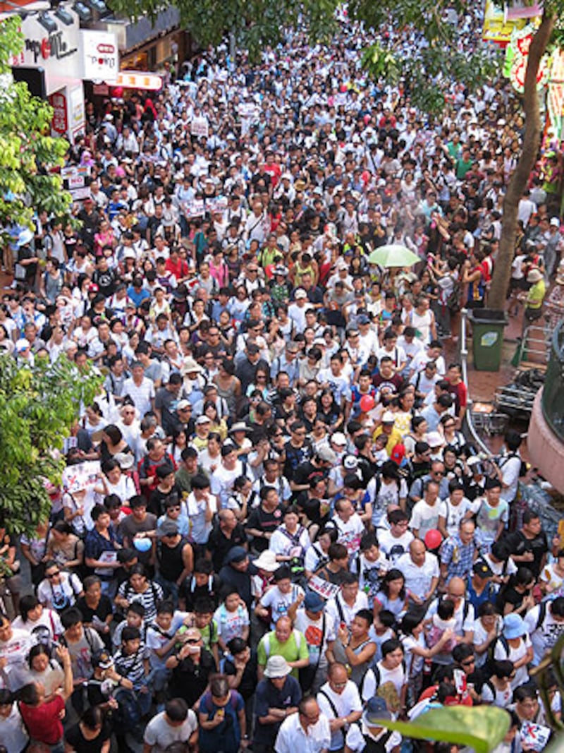 2012年7月29日，香港抗議國民教育洗腦的遊行人士布滿銅鑼灣。(本台記者 周倩婷攝)