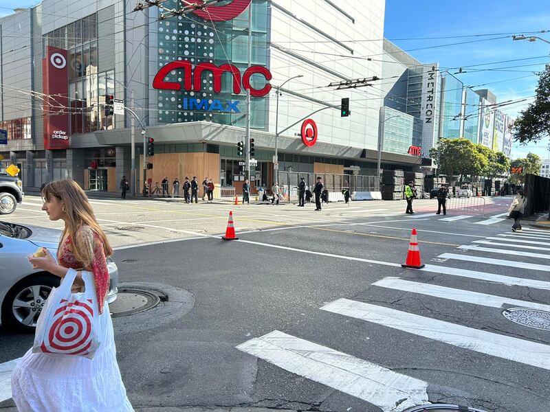 三藩市街頭已架起鐵欄及鐵馬。(王丹網站圖片)