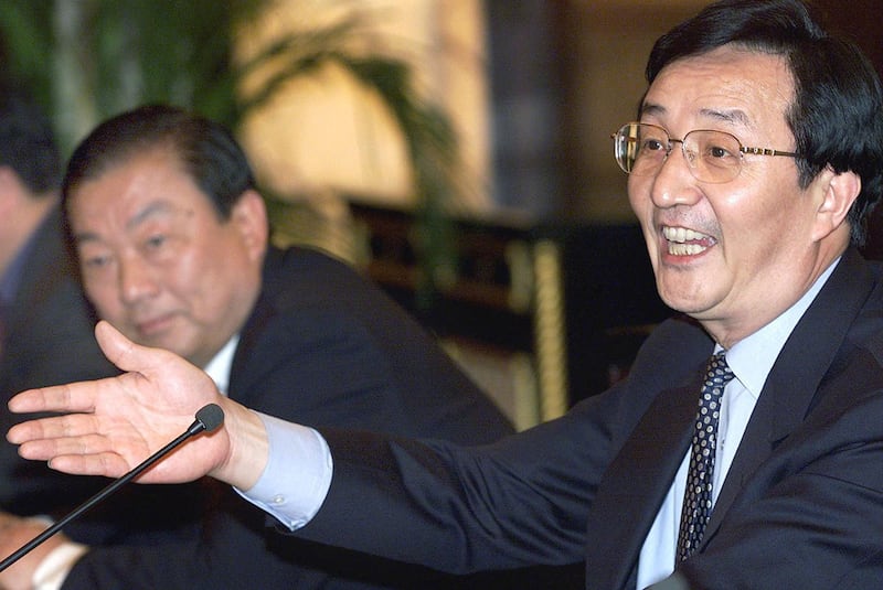资料图片:2002 年 2 月 27 日,上海市市长陈良宇在上任的第二天,与副市长周慕尧(左)在上海为外国媒体举行的新闻发布会上。(法新社)
