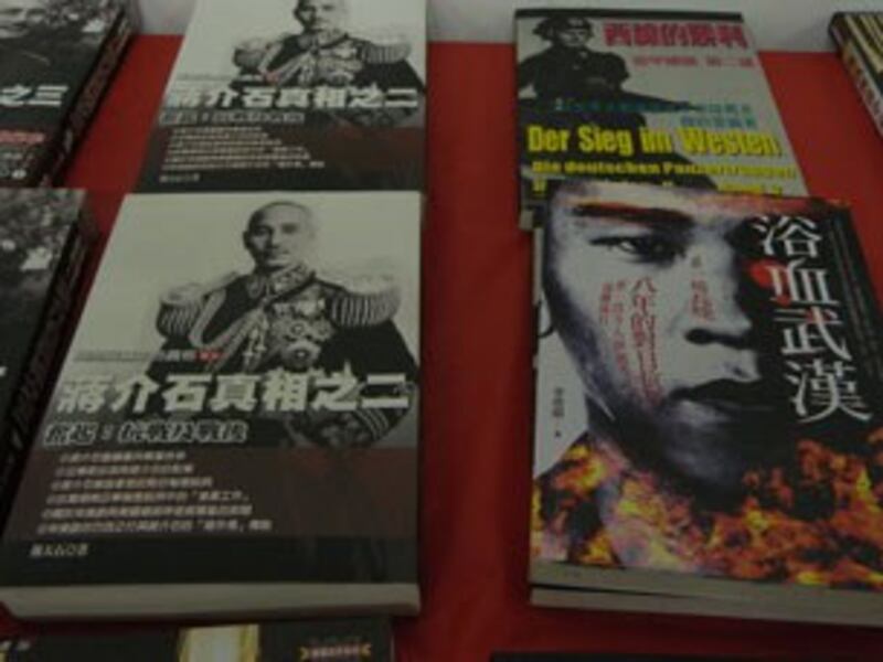 图片：洛杉矶华文书市常见抗战史丛书.(记者萧融拍摄) 