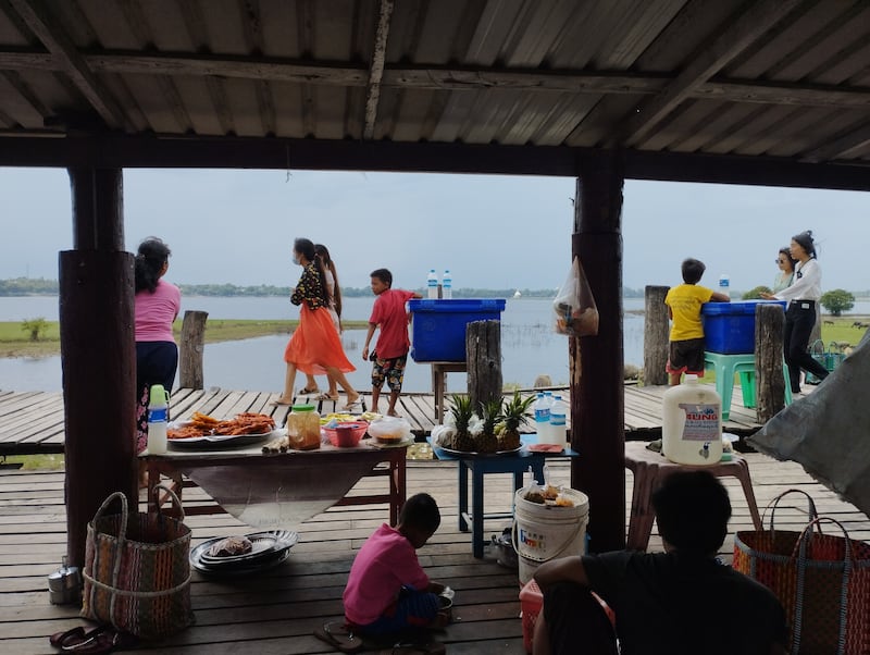 မန္တလးမြို့က ဦးပိန်တံတားရှိ ဈေးဆိုင်တချို့ကို ၂၀၂၃ ခုနှစ် ဇူလိုင် ၁၁ ရက်နေ့က တွေ့ရစဉ်။ (Photo: RFA)