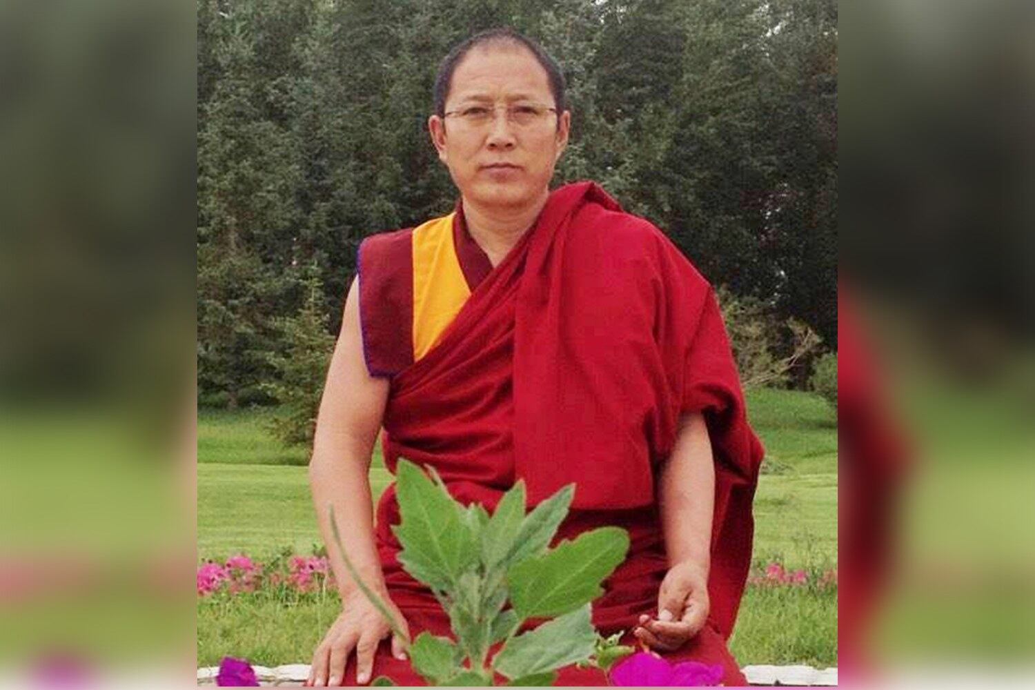 རེབ་གོང་རོང་བོ་དགོན་པའི་ཚོགས་ཆེན་དགེ་བསྐོས་ཟུར་བ་འཇིགས་མེད་བློ་གྲོས་མཆོག་གི་ཉེ་པར།