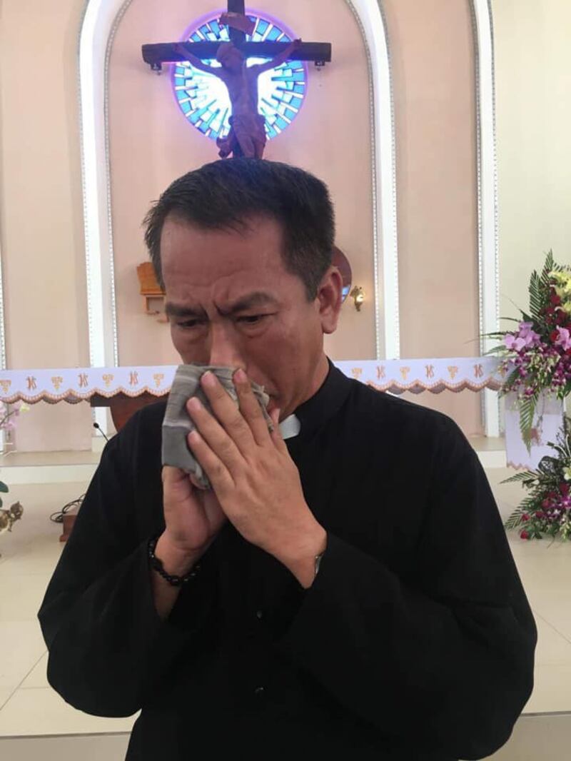Linh mục Nguyễn Duy Tân khóc trong ngày chia tay Giáo xứ Thọ Hoà