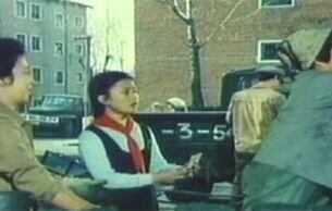 북한의 한 여학생이 구멍탄(연탄)배급소에서 탄표를 주고 연탄을 배급받고 있다.