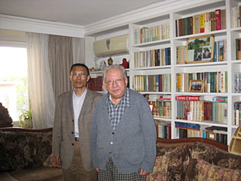 沈良慶(左)於2010年4月底，曾拜訪公安部群眾出版社前社長、後於1985年因自由化被開除黨籍的法學家于浩成。(沈良慶 提供)