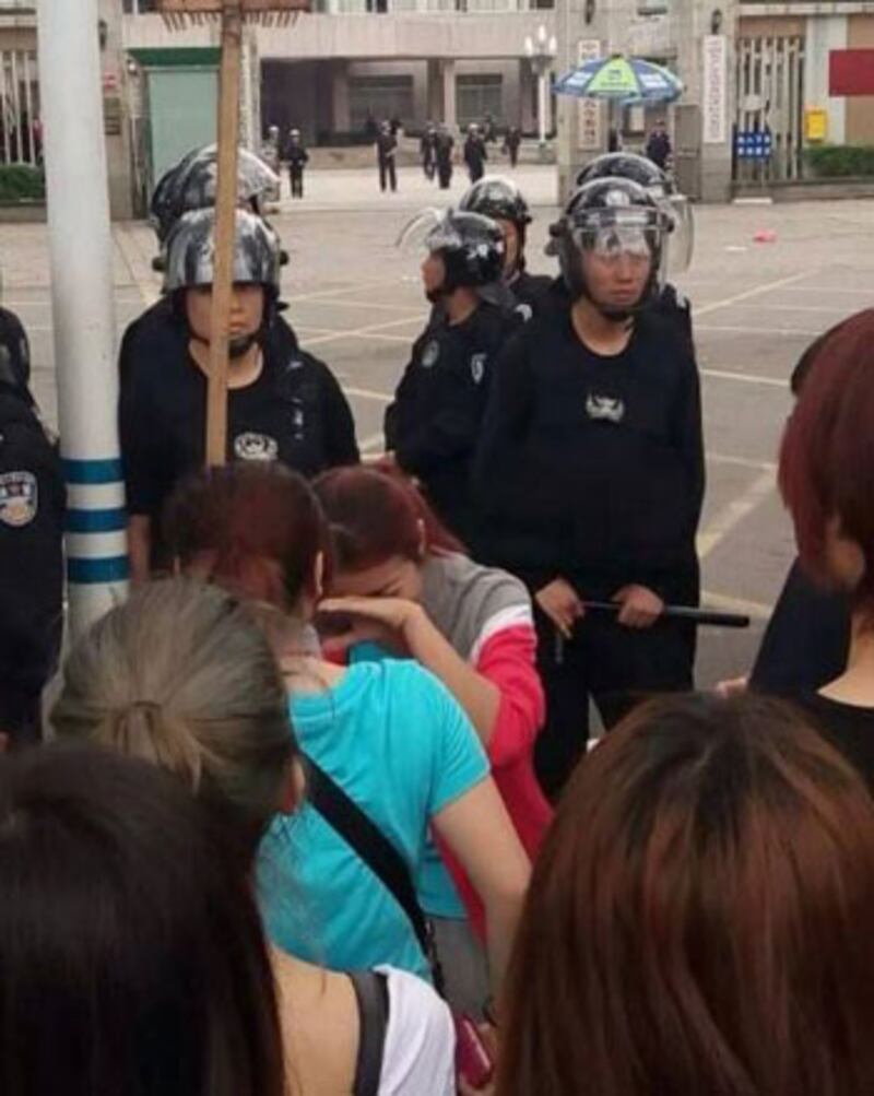 2014年4月4日，再有大批茂名市民到市委前抗議px項目，有參與者面對警方阻撓情緒激動。（目擊者攝）