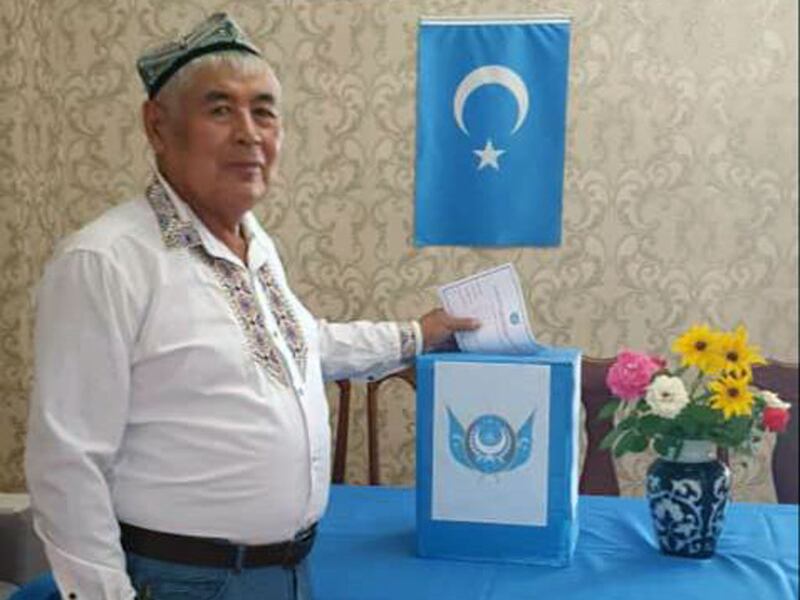 سېرگىلى تۇمەن ناھىيەسىدىكى ئۇيغۇر جامائىتىنىڭ رەئىسى مۇناجىدىن ھاۋايدۇللايىۋ بىلەت تاشلىماقتا.2024-يىلى 27-ئىيۇل، تاشكەنت