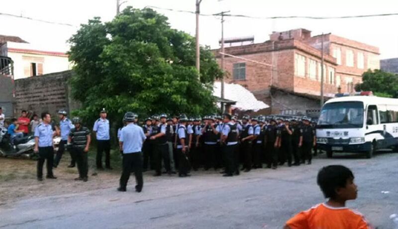 2015年6月16日，護雙村300名村民到村委外焚燒椅桌，阻止村委人員離開，大批警察到現場戒備。(相片由目擊者提供)