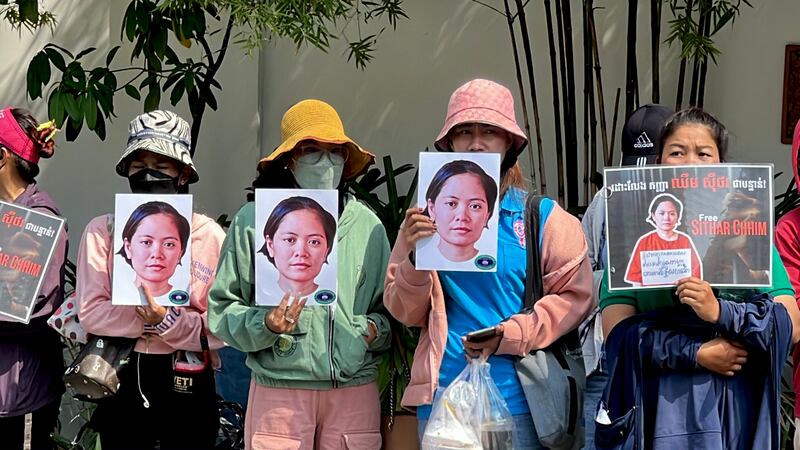 Nagaworld_workers_support_Chhim_Sithar_at_supreme_court_031523.jpg