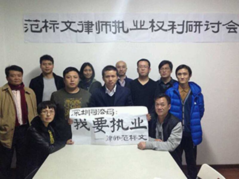 范標文律師(中)要求繼續執業。(自微信)