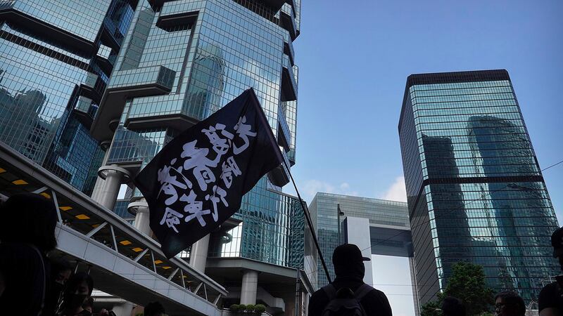 2019年10月9日香港抗议者举着“光复香港 时代革命”的旗帜。(美联社)