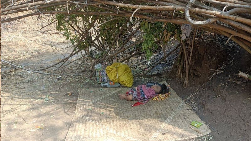 စစ်ကိုင်းတိုင်း၊ ကန့်ဘလူမြို့နယ်၊ ပဇီကြီးရွာကို စစ်ကောင်စီတပ် ထိုးစစ်ဆင်နေသောကြောင့် ထွက်ပြေးနေရသည့် ကလေးငယ်တစ်ဦးအား ၂၀၂၃ ခုနှစ်၊ ဧပြီလ ၁၈ ရက်နေ့က တွေ့ရစဉ်။ (Photo: Citizen Journalist)