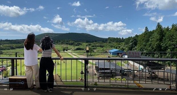 한국 정착 이후 첫 제주도 여행에서 즐거운 한때를 보내는 탈북민들.