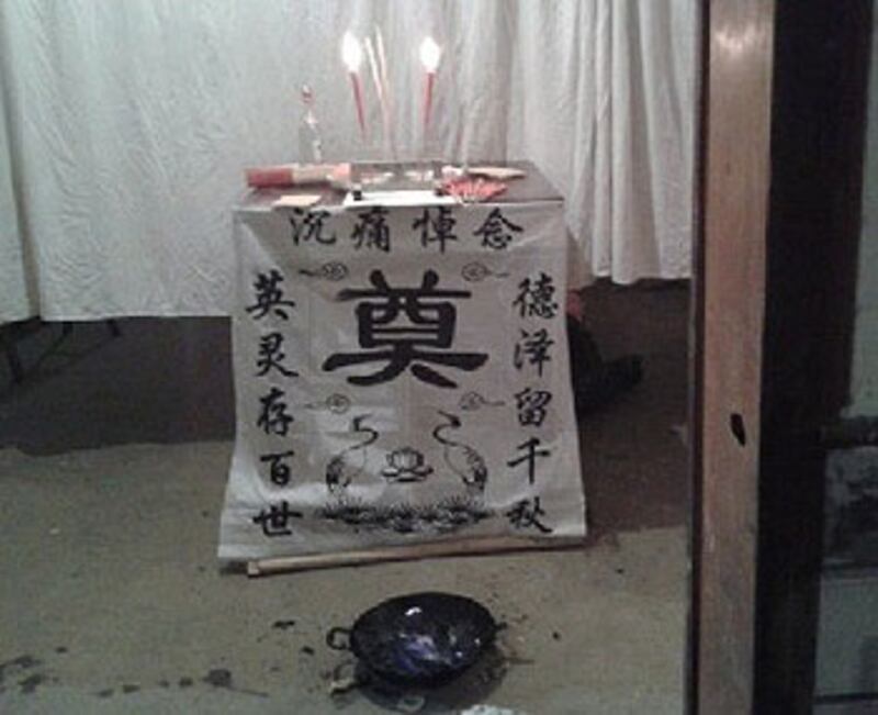 65歲的李雲桂連日遭當局堵塞家門逼遷，家屬受壓被迫接受補償金盡快了結事件，只能低調設靈悼念。（圖片由現場人士提供）