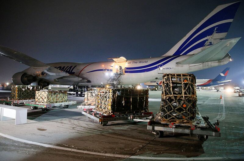 2022年1月25日,美国紧急空运标枪型反坦克导弹与发射器运抵基辅。(路透社)
