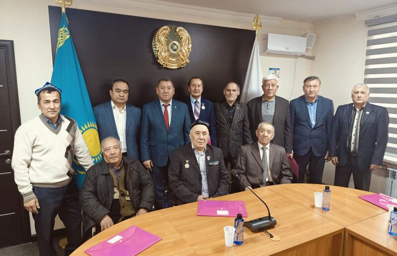 ئاتاقلىق تارىخچى تۇرغۇن ئالماسنى خاتىرىلەش يىغىنىدا خاتىرە سۈرەت. 2025-يىل 11-يانۋار، ئالمۇتا، قازاقىستان.