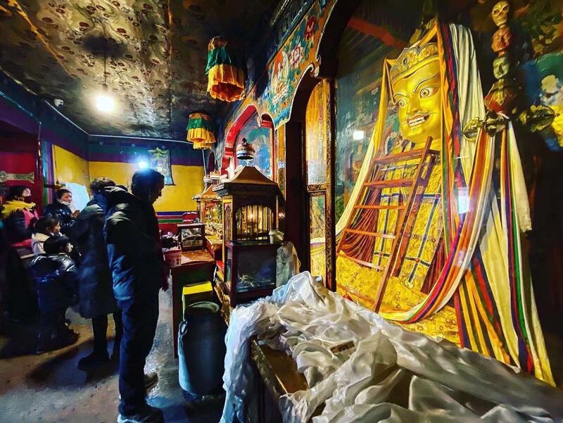 在拉萨乃穹寺向莲花生大士祈祷的信众。（圣像前的梯子应是临时有用）（唯色拍摄）