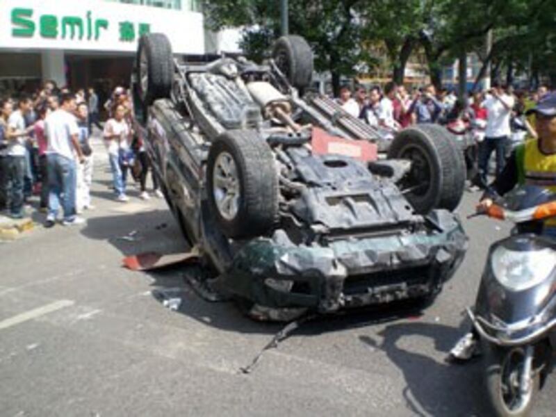 图片：西安反日示威中，在东大街被掀翻的车辆。（市民提供）