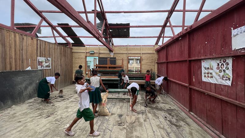 စစ်တွေမြို့နယ် ကျေးတောရွာ အလယ်တန်းကျောင်းမှ ကျောင်းသူ၊ ကျောင်းသားများအား ၂၀၂၃ ခုနှစ်၊ ဇွန်လ ၁ ရက်နေ့က တွေ့ရစဉ်။(Photo : RFA)