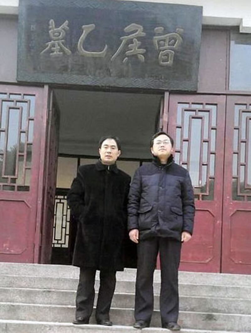 民生觀察負責人劉飛躍(右),因拒絕當局不發帖的要求被行政拘留。(民生觀察網站)