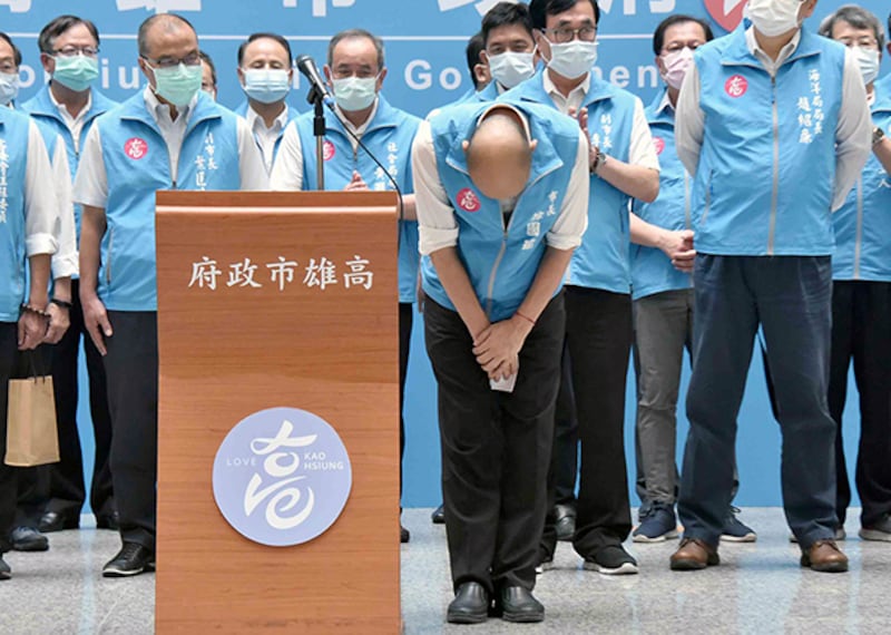 2020年6月6日，韓國瑜知道被罷免後，率市府官員向市民鞠躬，感謝過去一年多的支持。（高雄市政府提供）